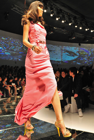 Illustration for article titled China Girl: Versace's Beijing Collection Is Perfect For… Donatella